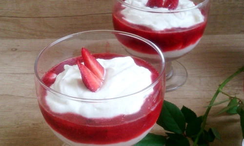 spuma de branza cu dulceata de capsuni jpeg