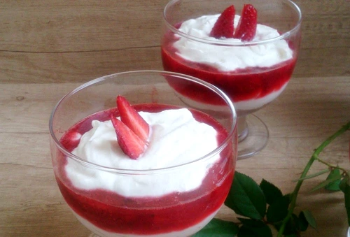spuma de branza cu dulceata de capsuni jpeg