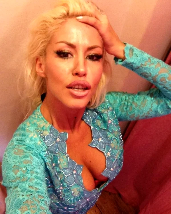 Eva Kent, într-o cabină de probă în LondraFoto: Facebook