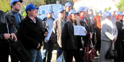 La protest sunt aşteptaţi 200 de profesori