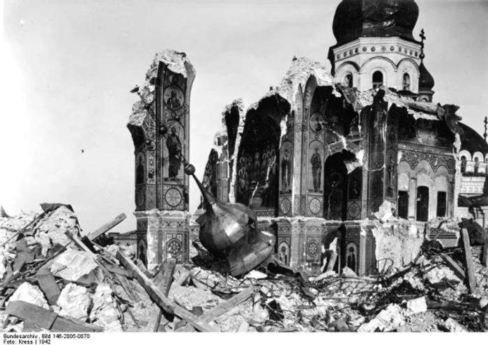 bundesarchiv bild 146 2005 0070 kiew lavra kloster ruine uspenski kathedrale 595x421 jpg jpeg