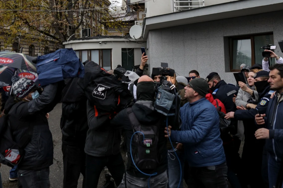 Busculada incidente produsa la iesirea din interiorul Parchetului de pe lângă Judecătoria Sectorului 1 a lui Dumitru Silvestru Sosoaca Bucuresti 13 decembrie 2021 FOTO Inquam Photos / Octav Ganea
