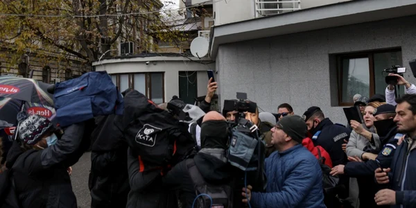Busculada incidente produsa la iesirea din interiorul Parchetului de pe lângă Judecătoria Sectorului 1 a lui Dumitru Silvestru Sosoaca Bucuresti 13 decembrie 2021 FOTO Inquam Photos / Octav Ganea
