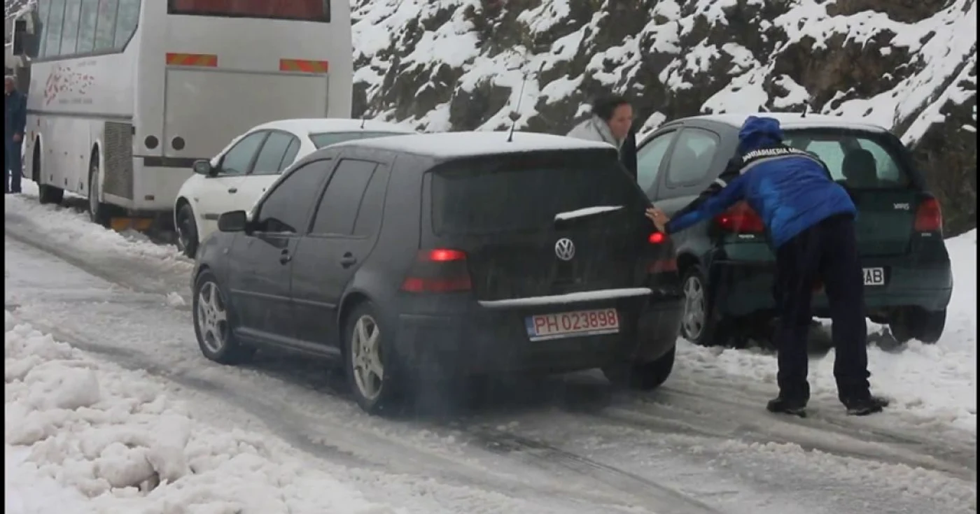 Zăpada i-a luat prin surprindere pe şoferi