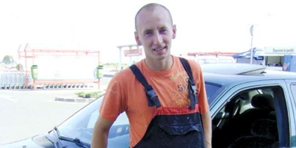 Arad: PORTRET / Daniel Gabor vopseşte maşini de la 14 ani