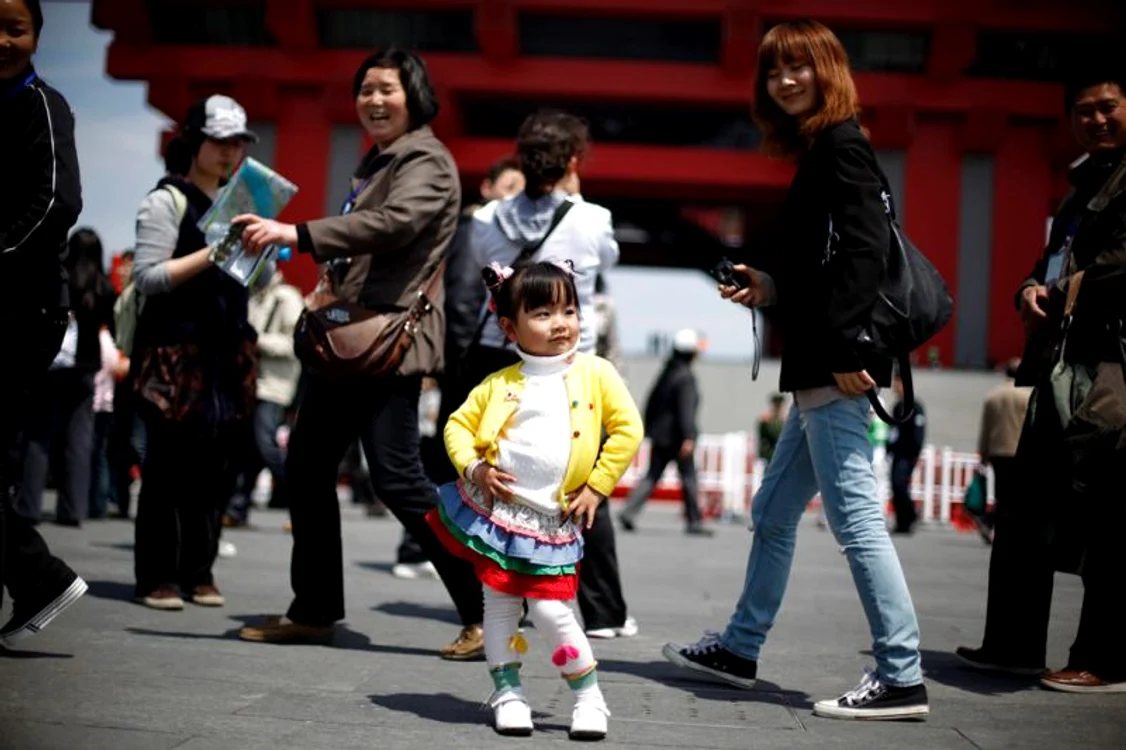 O fetiţă pozează pentru mama ei în faţa Pavilionului Chinei de la Shanghai World Expo, 25 aprile (Foto: Reuters / Aly Song)