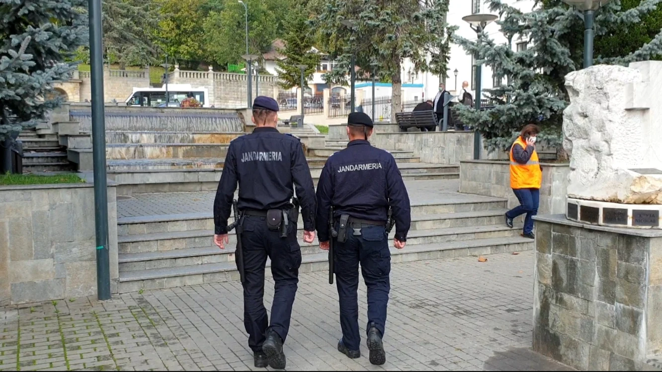 
    Jandarmii au așteptat o oră să poată identifica petrecăreții Foto: gazetavalceana.ro  