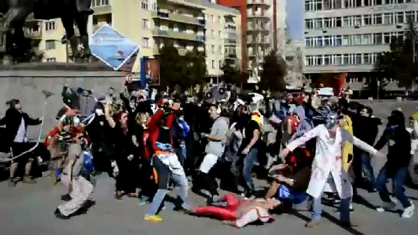 Tinerii s-au dezlănţuit în stilul Harlem Shake. Captură Youtube.com