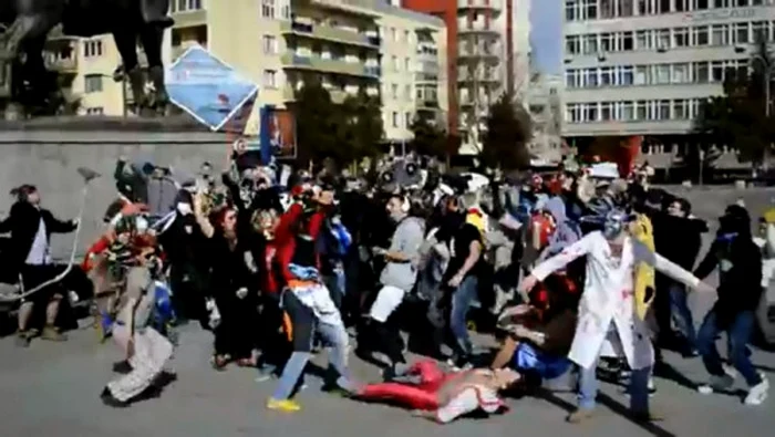 Tinerii s-au dezlănţuit în stilul Harlem Shake. Captură Youtube.com