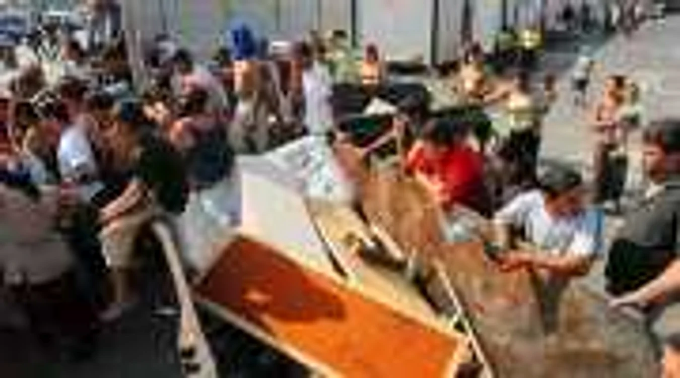 Ţiganii din Triboniano astă-vară la aflarea veştii că tabăra va fi evacuată