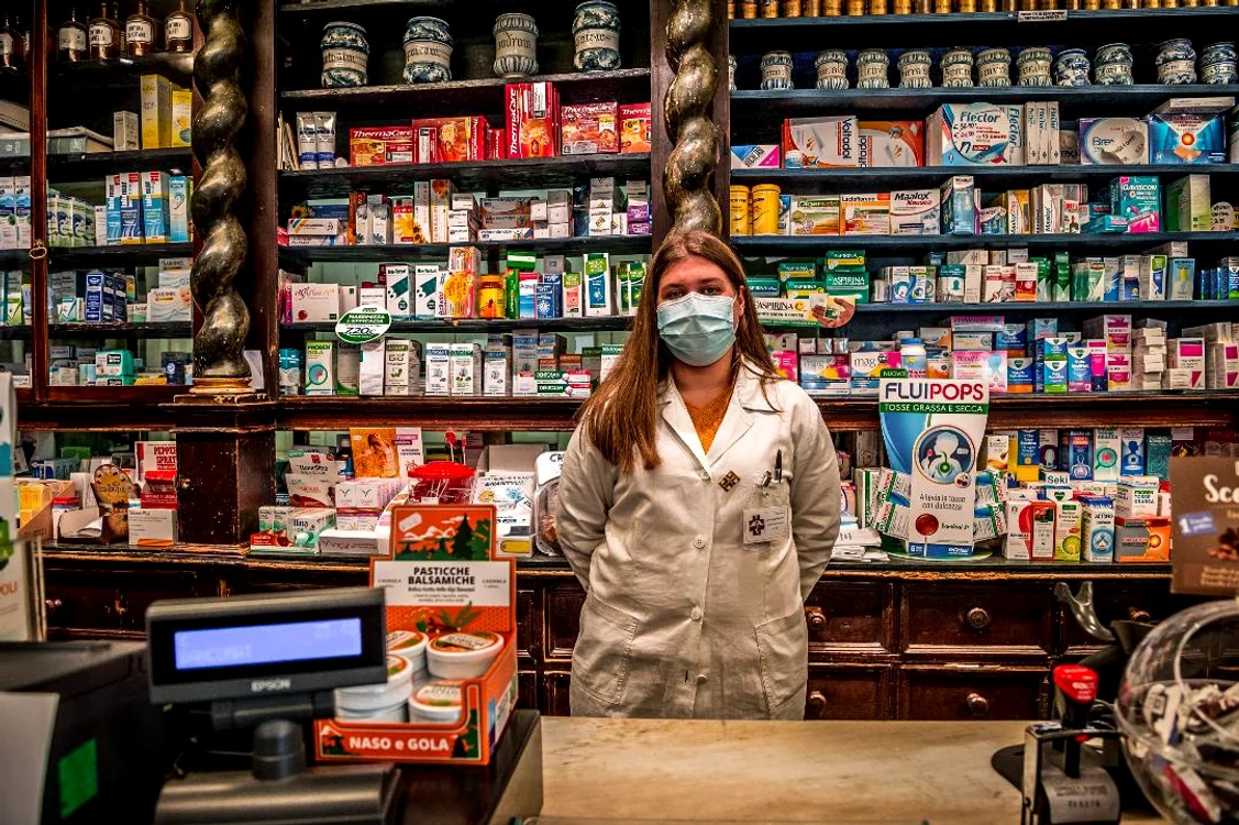 
    Colegiul Farmaciștilor cere ca personalul să fie protejat cu măști Foto: Mediafax  