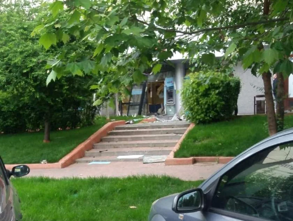 
    Un bancomat de pe bulevardul Theodor Pallady a fost aruncat în aerFoto: observator.tv  