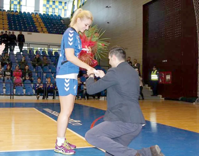 
    Handbalista Andreea Dincu nu va uita niciodată meciul cu Dunărea GalaţiFoto: csmploiesti.ro   