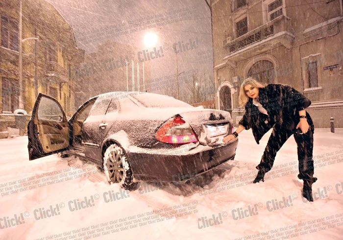 
    Mercedesul de 47.000 € a fost lovit marţi  seară în centrul Capitalei. Din  fericire,  a scăpat doar cu câteva zgârieturi  