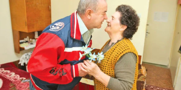 Dumitru i-a oferit Mariei, de Dragobete, un buchet de flori