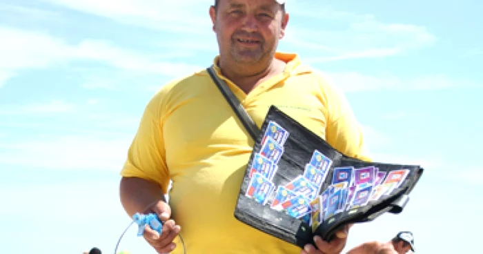 Constanţa: Gheorghe Melenciuc, vânzătorul ambulant de vise în plic
