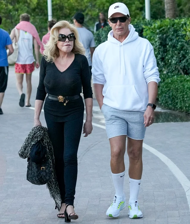 Jocelyn Wildenstein a fost surprinsă în oraș, cu logodnicul ei (foto: Profimedia)