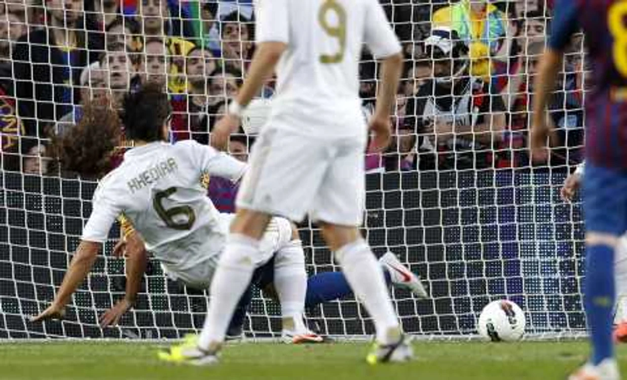 Barcelona - Real. Khedira trimite în poartă * Foto: Reuters