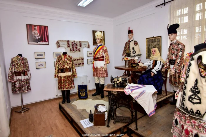 Costumele pot fi admirate la Casa Junilor din Şchei. FOTODan Străuţi
