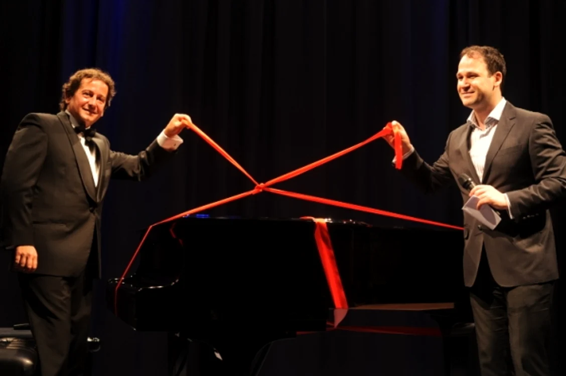 Pianistul Horia Mihail împreună cu primarul sectorului 3, Robert Negoiţă