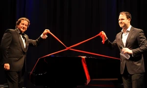 Pianistul Horia Mihail împreună cu primarul sectorului 3, Robert Negoiţă jpeg