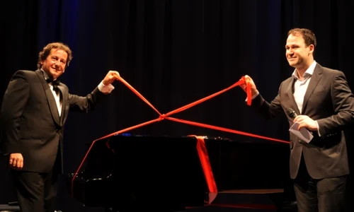 Pianistul Horia Mihail împreună cu primarul sectorului 3, Robert Negoiţă jpeg