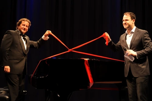 Pianistul Horia Mihail împreună cu primarul sectorului 3, Robert Negoiţă