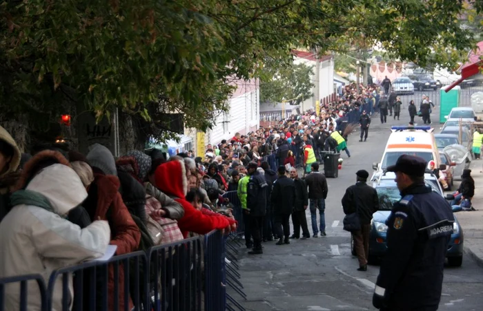 Cozile formate de pelerini se întind anual pe câţiva kilometri FOTO Arhivă Adevărul