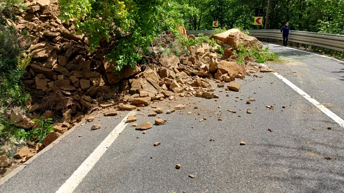 Traficul pe DN2D, în Vrancea, blocat după ce o stâncă s-a prăbușit pe carosabil