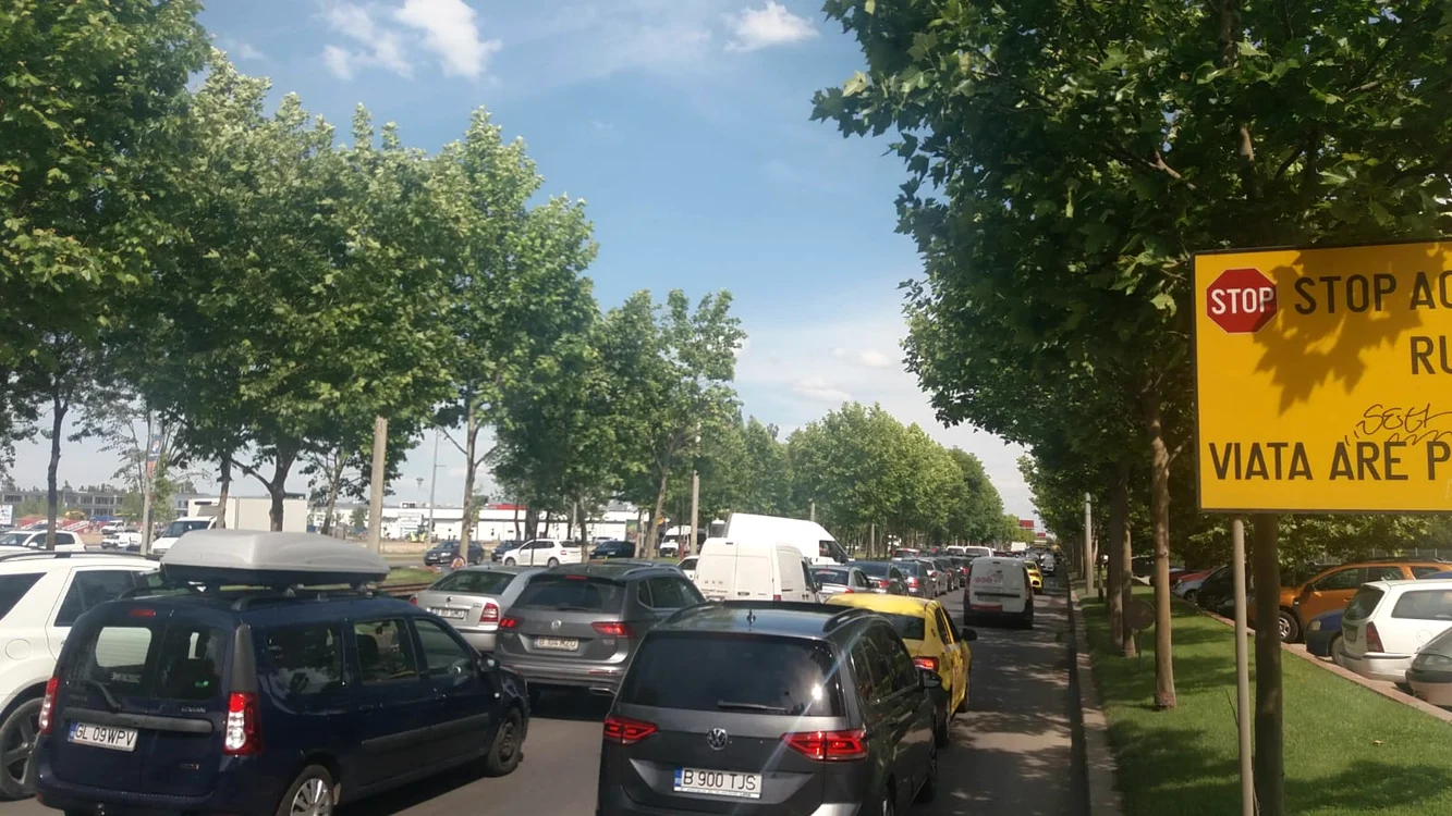 
    În weekend-ul de Rusalii, mașinile au stat bară la bară ca să intre pe Autostrada Soarelui  