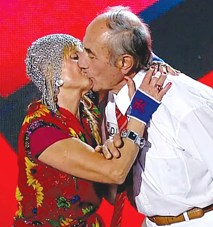 
    Mariana şi Gheorghe Lumânăroiu, în vârstă de 62 de ani, formează grupul „Duo Rrosiny”Captura: PRO TV  