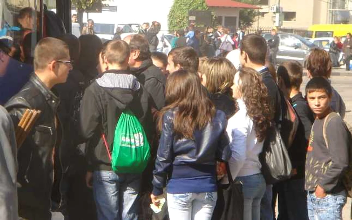 Elevii navetişti fac coadă la autobuzele care au trasee în mediul rural