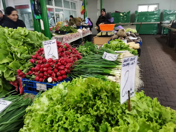 Puținii producători din piețe vând foarte puțin în aceste zile FOTO: A. Mitran