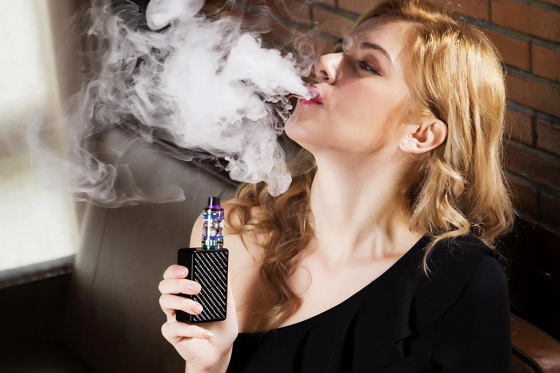 Experții în sănătate din UK spun că vape-uri ar putea fi cauza răspândirii meningitei.Foto: Pixabay 