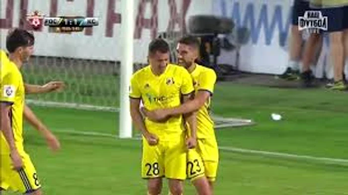 
    Andrei Prepeliţă, cu numărul 28, e felicitat de colegii de la Rostov  