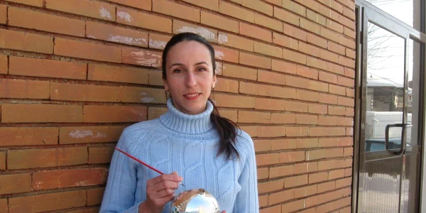 Claudia Enache a pictat femei goale pe sticle de şampanie