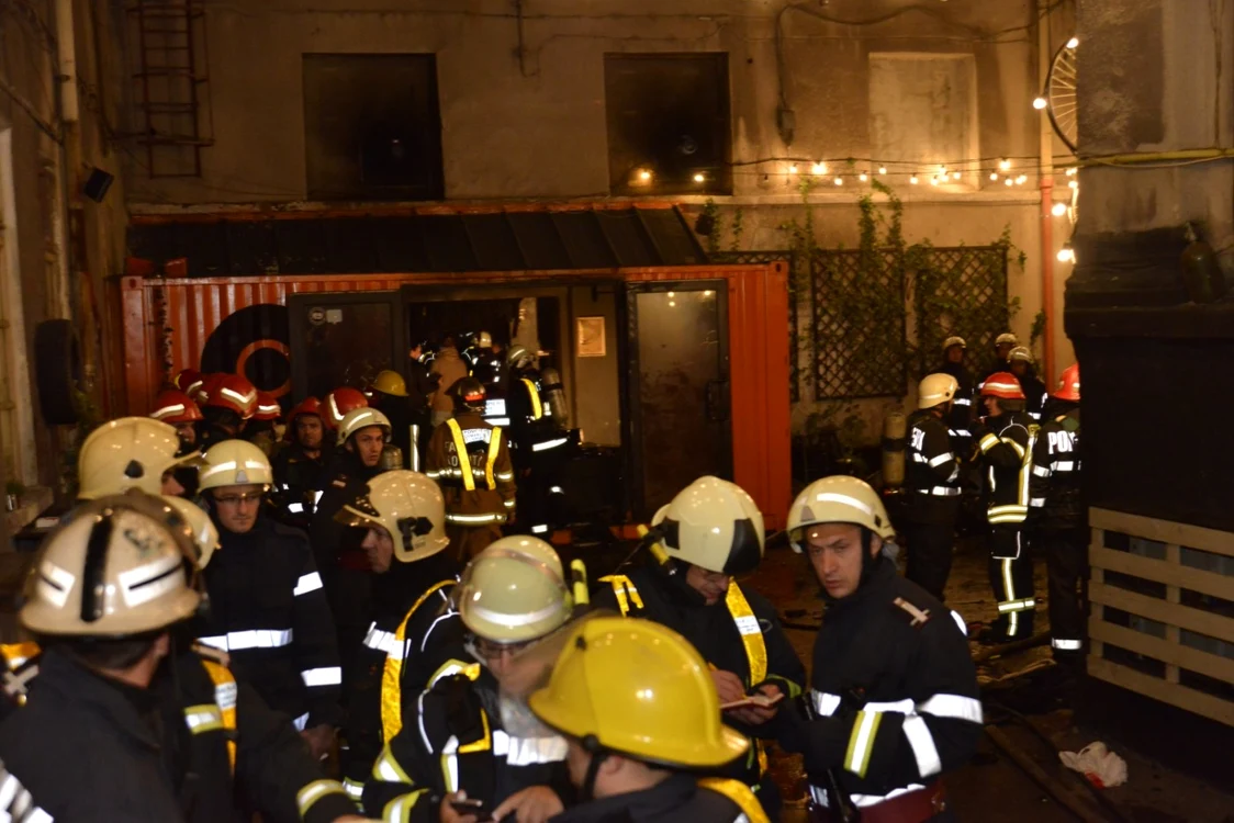 Un incendiu a izbucnit, pe 30 octombrie 2015, în clubul Colectiv din Bucureşti FOTO MAI