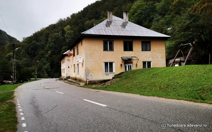 Bloc al lucrătorilor forestieri de la Grădiștea de Munte. Foto: Daniel Guță