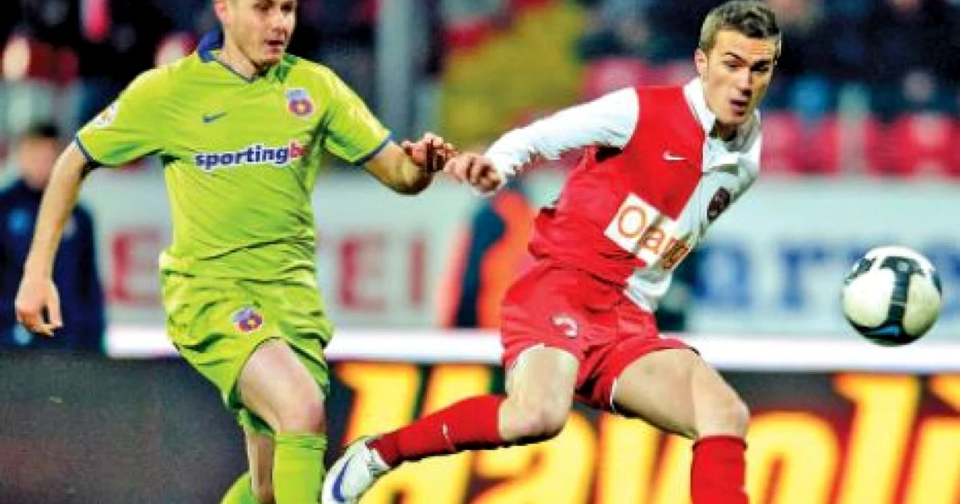 Marius Alexe (dreapta) a marcat şi în derby-ul cu Steaua