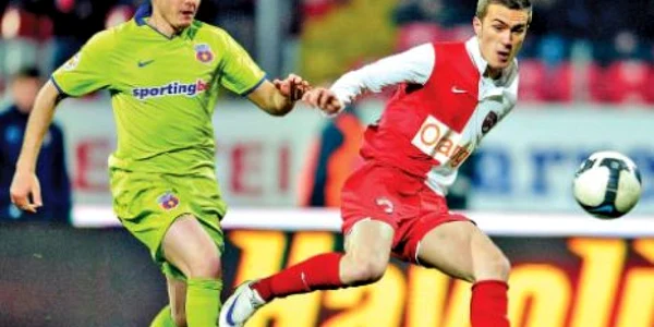 Marius Alexe (dreapta) a marcat şi în derby-ul cu Steaua