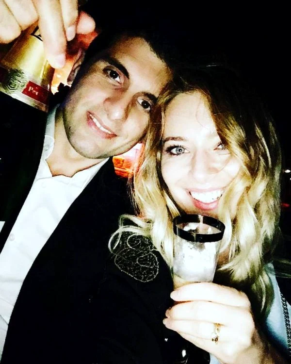 Blondina a petrecut alături de alesul inimii ei