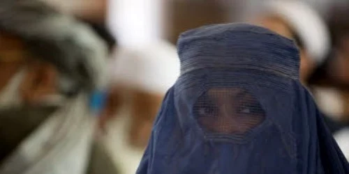 Propunere: puşcărie pentru cine poartă burka în Italia