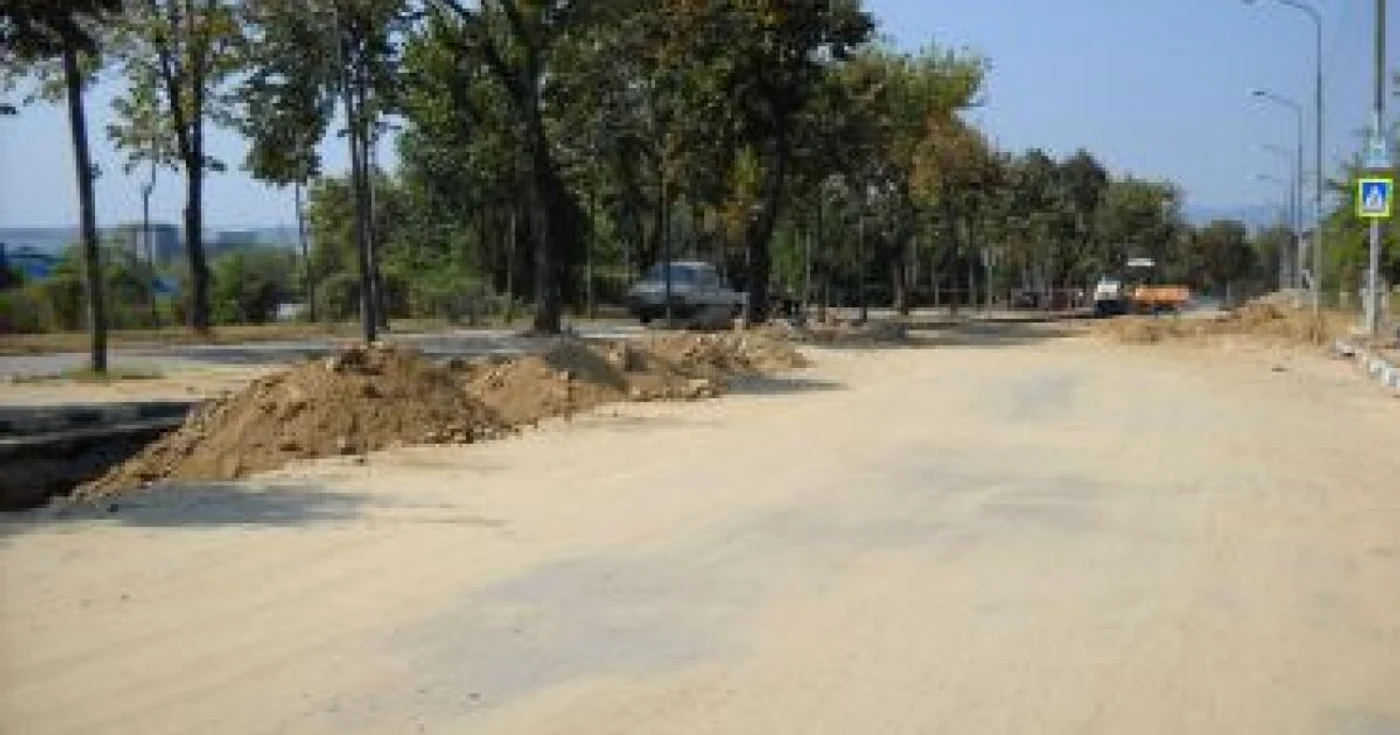Turnu Severin: Șoferii grăbiți gonesc pe trotuar