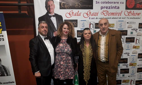 Oana şi Viorel Lis alături de sărbătorit şi de soţia acestuia  jpeg
