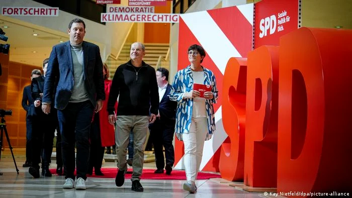 Cancelarul Olaf Scholz cu liderii social-democraţi Lars Klingbeil și Saskia Esken