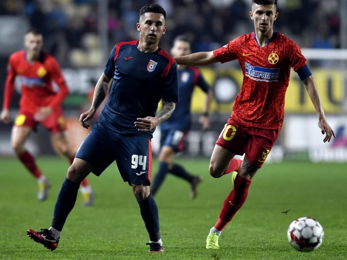 Ovidiu Bic și Florin Tănase, în duel pentru balonFoto: Sport Pictures