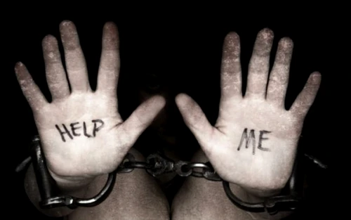 Prădătorii preferă metoda loverboy, deoarece odată ce victima este îndrăgostită şi convinsă că viitorul ei este alături de traficantFOTO: adevarul.ro