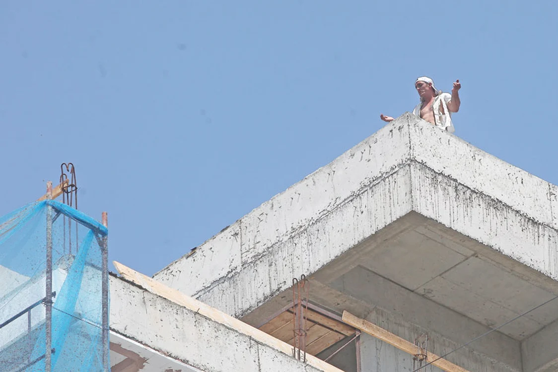 
    Bărbatul a petrecut ore bune pe terasa blocului, la peste 38 de gradeFoto: Sever Gheorghe  