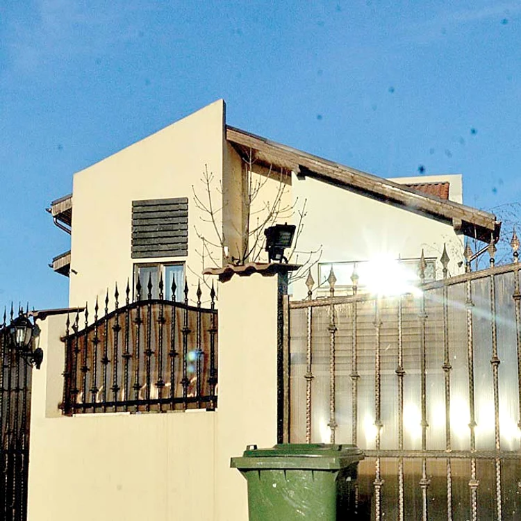 Casa are gard de peste doi metri înălţime