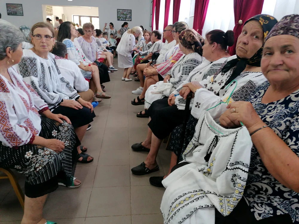 Femeile care au cusut ii în anul în curs au așteptat să le prezinte juriului FOTO: A.M.